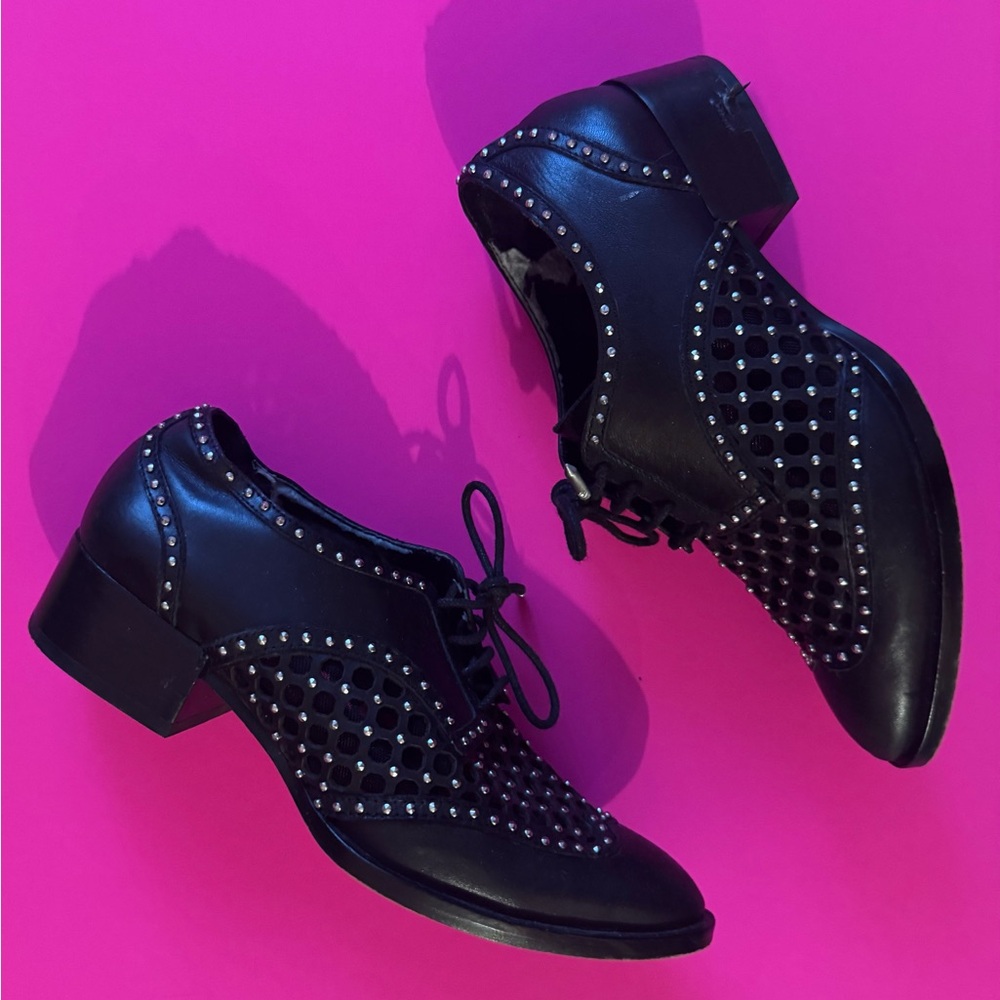 Dolce Vita Studded Black Lace-Up Wingtip Shoes in Size 6 in Fair Condition - Picture 4 of 10